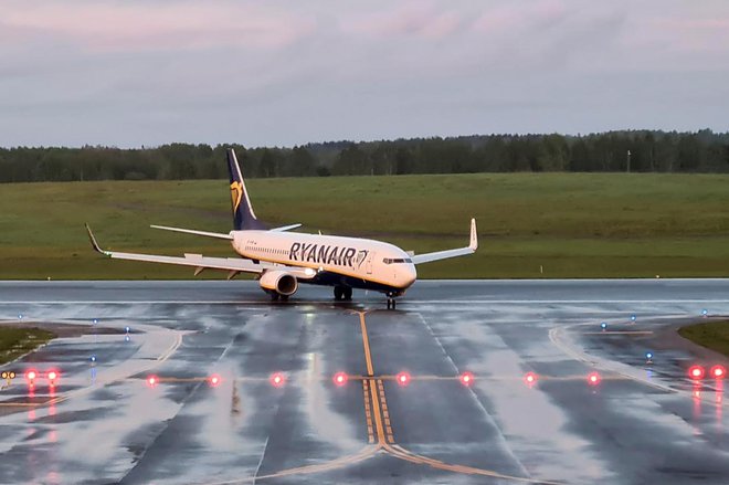 Irski nizkocenovnik Ryanair je prejšnji mesec opravil največ letov med evropskimi prevozniki, in sicer v povprečju 2175 na dan. FOTO: Andrius Sytas/Reuters