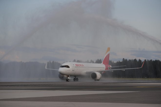 Prvi pristanek letala španske letalske družbe Iberia na Ljubljanskem letališču Jožeta Pučnika. FOTO: Uroš Hočevar/Kolektiff