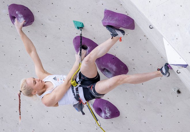 Janja Garnbret bo za zlato olimpijsko odličje šla odločno v boj z zakonitostmi težnosti. FOTO: Johann Groder/AFP