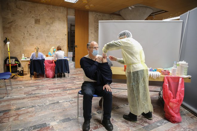 Morda je nastopil čas, da se ljudi, ki jih nihče ne prepriča, neha nagovarjati k cepljenju. FOTO: Leon Vidic/Delo