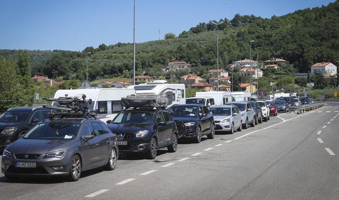 Gneči na uradnih mejnih prehodih s Hrvaško se v Istri v poletnem času ni mogoče izogniti. Iskanje neuradnih prehodov pa je kaznivo. FOTO: Jože Suhadolnik/Delo