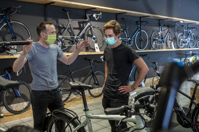 Med epidemijo se je povečalo tudi zanimanje za nakup koles. FOTO: Voranc Vogel/Delo