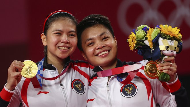 Indonezijski junakinji letošnje olimpijade sta igralki badmintona Apriyani Rahayu (desno) in Greysia Polii. FOTO: Leonhard Foeger/Reuters