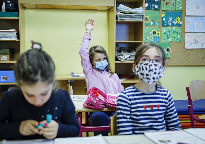 Podrobnosti o novem šolskem letu bodo ravnatelji dobili 24. avgusta, zahtevajo pa, da šole ostanejo odprte. FOTO: Jože Suhadolnik/Delo