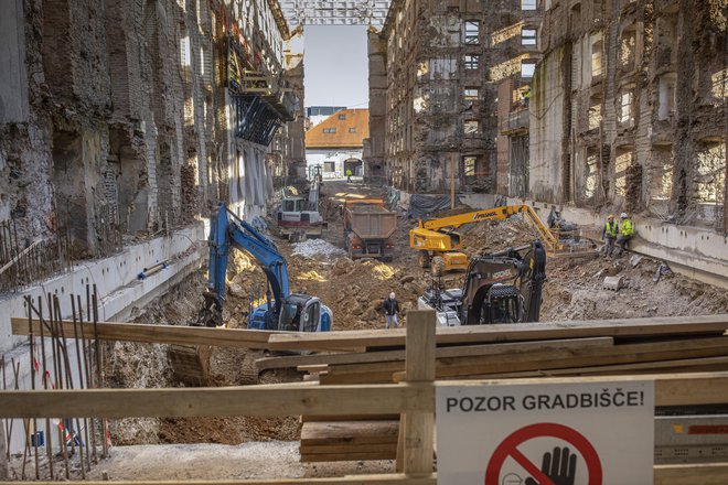 Povpraševanje po delavcih v industriji in gradbeništvu precej presega ponudbo, brezposelnih je tudi zato manj. FOTO: Voranc Vogel/Delo