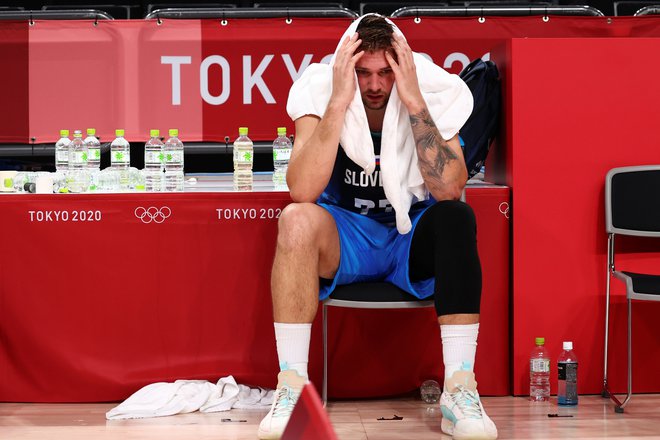 Luka Dončić še dolgo po dvoboju s Francozi ni mogel verjeti, da je Slovenija izgubila v olimpijskem finalu. FOTO: Brian Snyder/Reuters