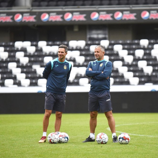 Trener Dejan Đuranović (desno) je sinoči opravil generalko na štadionu Rosenborga. FOTO: Facebook NK Domžale