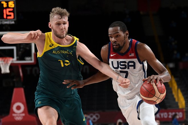 Jock Landale (levo) poskuša ustaviti Kevina Duranta, zvezdnika ekipe NBA Brooklyn Nets. FOTO: Aris Messinis/AFP