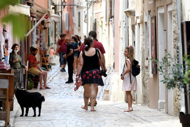 Število aktivnih primerov se še naprej povečuje - včeraj za 68 primerov - in zdaj znaša 1292. Za 5,6 odstotka se je povečala tudi 14-dnevna pojavnost na 100.000 prebivalcev, ki se giblje okoli 61. FOTO: Denis Lovrovic/AFP