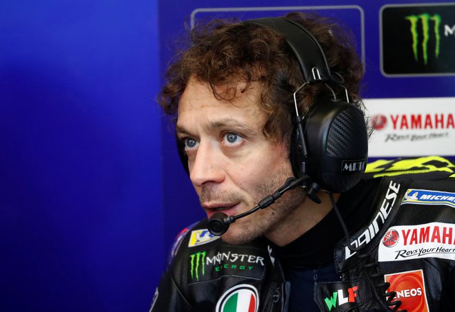 Rossi (na fotografiji) bo lahko v prihodnji sezoni sicer računal tudi na lastno ekipo v razredu motoGP, zato ne bi bilo presenečenje, če bi se odločil kariero podaljšati še za eno leto. FOTO: Stephane Mahe/Reuters