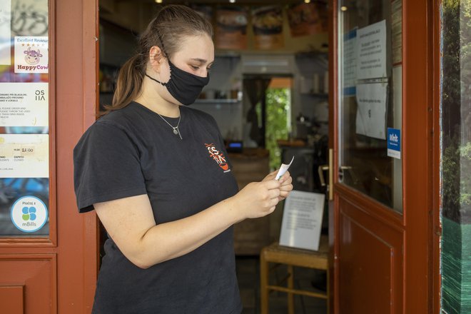 Gre za tretjo aplikacijo NIJZ za preverjanje pogojev PCT v zadnjih nekaj tednih. NIJZ je 23. julija predstavil aplikacijo, a so jo še isti dan umaknili s spletne strani. FOTO: Voranc Vogel/Delo