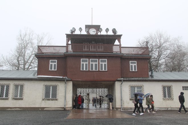 Ura v koncentracijskem taborišču Buchenwald še vedno kaže 15.15, ko so se taboriščniki osvobodili. FOTO: Simona Fajfar