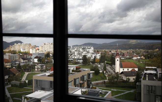 Število transakcij s stanovanji v večstanovanjskih stavbah in stanovanjskimi hišami se je lani v primerjavi z letom 2019 na ravni države zmanjšalo za 17 odstotkov. FOTO: Blaž Samec/Delo