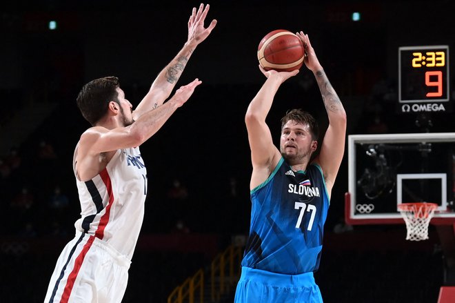 Luka Dončić in Nando De Colo. FOTO: Aris Messinis/AFP