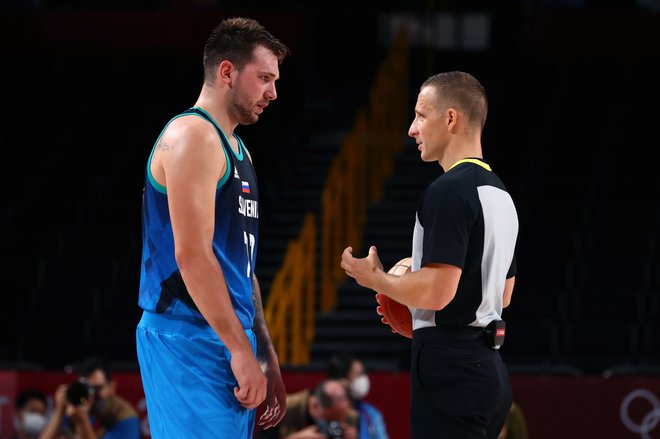 Luka Dončić in sodnik Martins Kozlovskis. FOTO: Brian Snyder/Reuters