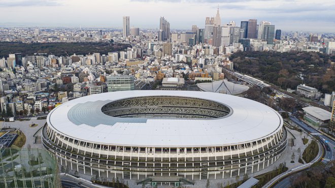 Novi olimpijski stadion, leta 2019 zgrajen na mestu starega, se ponaša z lesom in zelenjem. Tu je bila slovesnost ob odprtju olimpijskih iger in bo tudi zaključna, vmes pa se vrstijo tekmovanja v atletiki in nogometu. FOTO: wikipedija