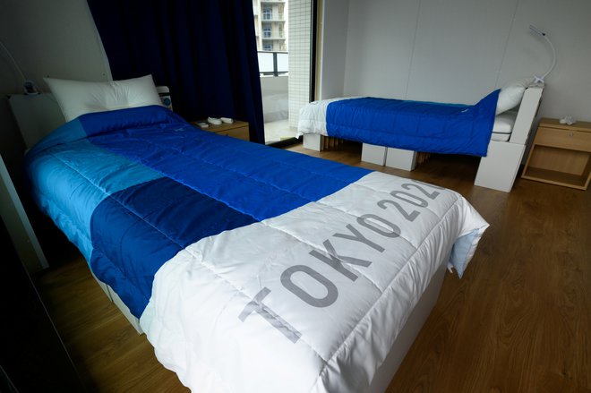 Športniki spijo na posteljah iz recikliranega kartona ter vzmetnicah iz polietilenskih vlaken, ki jih je mogoče ponovno predelovati v nedogled, talne obloge v sobah pa so iz reciklirane plastike. FOTO: Reuters
