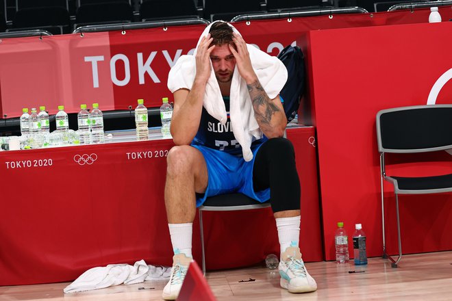Razočarani Luka Dončić po koncu tekme v Saitami. FOTO: Brian Snyder/Reuters