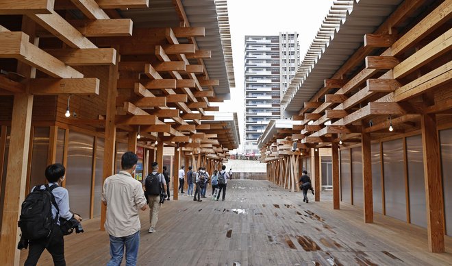 Javno stavbo na vzhodni strani olimpijske vasi, ki je osrednje srečevališče, so postavili iz kar 40.000 kosov japonskega lesa. FOTO: Kyodo via Reuters Connect