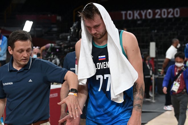 Selektor Aleksander Sekulić in prvi slovenski adut Luka Dončić po porazu s Francijo. FOTO: Aris Messinis/AFP