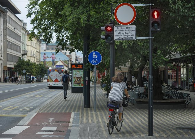 Semafor na križišču Slovenske in Dvořakove ulice je vzrok za nezadovoljstvo med kolesarji. FOTO: Jože Suhadolnik/Delo