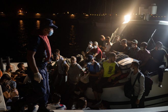 Včeraj je turška obalna straža evakuirala več kot deset tisoč prebivalcev vasi v okolici termoelektrarne Kemerkoy, ki jo je zajel ogenj. FOTO: Yasin Akgul/Afp