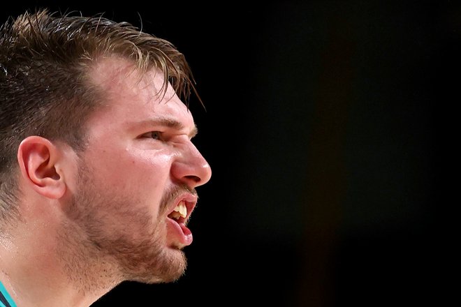 Luka Dončić je imel v polfinalnem obračunu veliko dela s sodniki. FOTO: Brian Snyder/Reuters