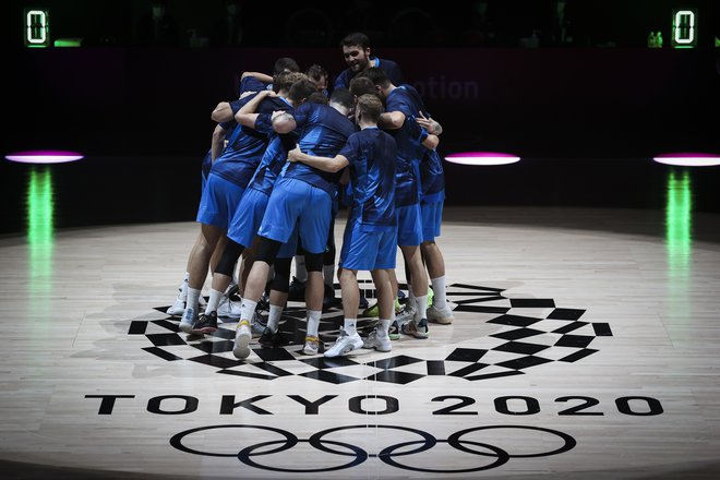 Slovenska košarkarska reprezentanca je odločno strnila svoje vrste pred izjemno pomembnim dvobojem za tretje mesto na olimpijskih igrah. Foto Anže Malovrh/STA