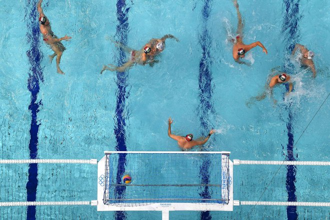 V olimpijskem bazenu Tokia ne gre vse po napovedih. FOTO: Martin Bernetti/AFP
