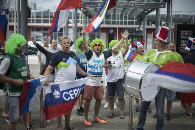 Slovenski navijači bi kupili drese Luke Dončića in soigralcev, a jih ni na zalogi. V košarkarski zvezi zatrjujejo, da so v stiku z njihovim proizvajalcem. Na fotografiji so navijači, ki so pričakali košarkarje na letališču po uvrstitvi na olimpijske igre. FOTO: Jure Eržen