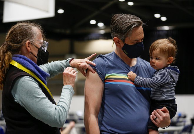 K cepljenju na družbenih omrežjih pozivajo tudi nekdanji dvomljivci, ki so zaradi covida-19 morali v bolnišnico ali pa je bil zanje celo usoden in to v njihovem imenu počnejo svojci. Foto Lindsey Wasson/Reuters
