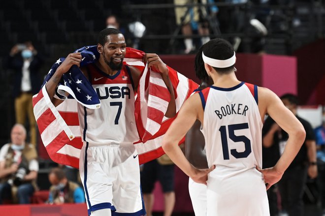 Kevin Durant si je nadel ameriško zastavo po svojem že tretjem zlatem olimpijskem odličju v karieri. Zlato kolajno je osvojil tudi na SP 2010. FOTO: Aris Messinis/AFP