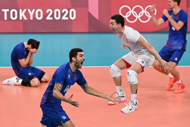 Veselje francoskih odbojkarjev, potem, ko so si priigrali zmagovito točko. FOTO: Jung Jeon-je/AFP