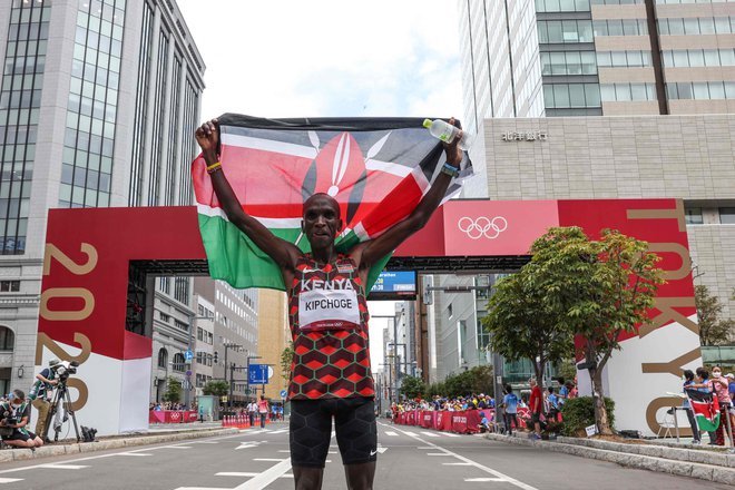 Eliud Kipchoge proslavlja v cilju. FOTO: Giuseppe Cacace/AFP