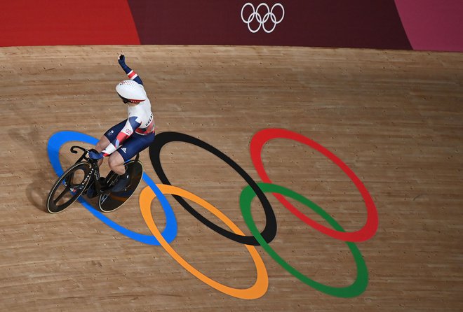 Jason Kenny (na fotografiji) proslavlja zmago, s katero se je vpisal v zgodovino britanskega športa. FOTO: Greg Baker/AFP