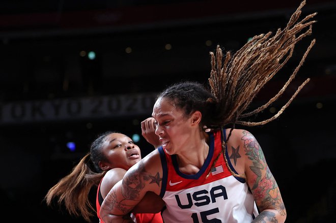 Brittney Griner (desno) prodira ob Monici Okoye v velikem košarkarskem finalu. FOTO: Thomas Coex/AFP