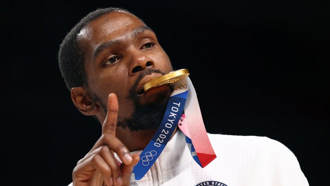 Kevin Durant med podelitivjo kolajn v Saitami. FOTO: Brian Snyder/Reuters