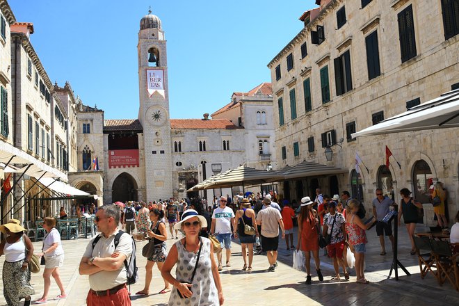 Pred pandemijo koronavirusa (fotografija je iz leta 2019), se je na Hrvaškem trlo turistov. FOTO: Tomi Lombar/Delo