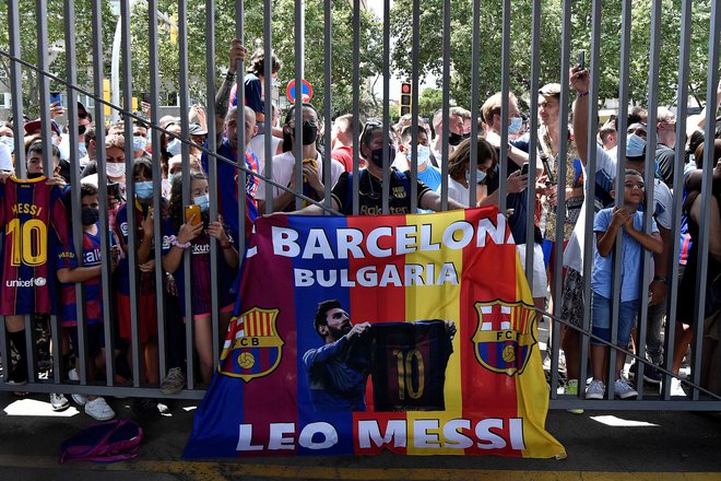 Navijači pred štadionom Camp Nou. FOTO: Pau Barrena/AFP