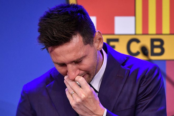 Lionel Messi ni mogel zadrževati solz. FOTO: Pau Barrena/AFP