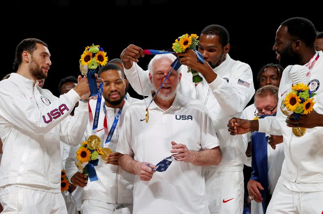 MVP letošnjih olimpijskih bojev v košarki je obesil trenerju Greggu Popovichu zlato kolajno okoli vratu. FOTO: Brian Snyder/Reuters