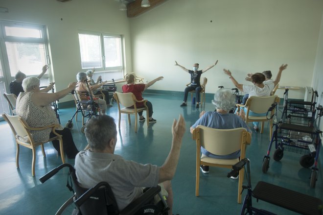 Projekt Aktivna starost je namenjen starejšim od 65 let, ki so še aktivni in zdravi, ter zagotavljanju njihovega splošnega dobrega počutja. FOTO Jure Eržen/Delo