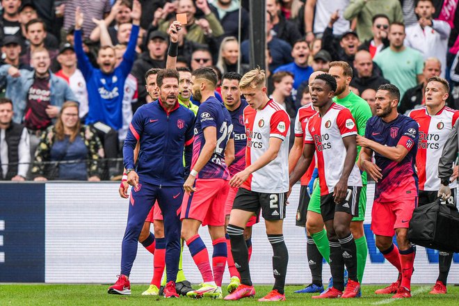 Simeone (levo) je ob izključitvi svojega varovanca Carrasca že v prvem polčasu posredoval na zelenici. FOTO: Tom Bode/AFP