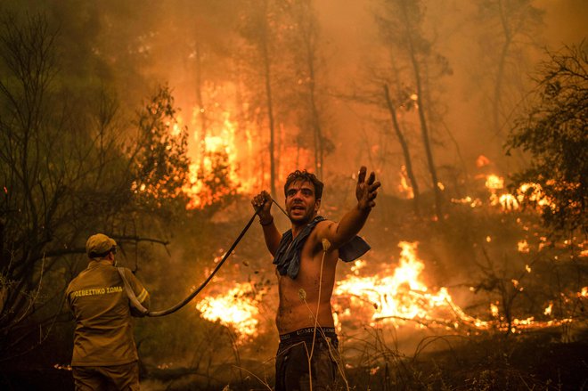 Zdaj že vsi vidimo posledice podnebnih sprememb, pravijo v IPCC. FOTO: Angelos Tzortzinis/AFP