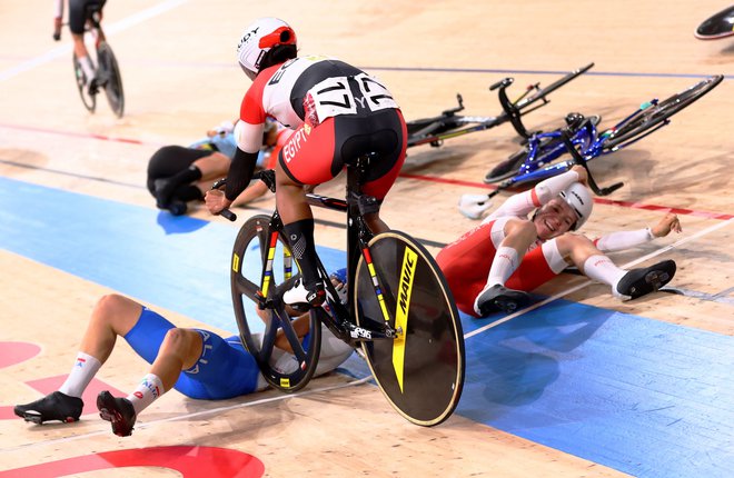 Na ženskem omniumu, olimpijski šprinterski dirki na velodromu v Tokiu je prišlo do skupinskega padca, kjer jo je najhuje skupila Italijanka Elisi Balsamo, katero je pri polni hitrosti prevozila Egipčanka Ebtissam Zayed Ahmed. FOTO: Matthew Childs/Reuters<br />
<br />
<br />
<br />
&nbsp;