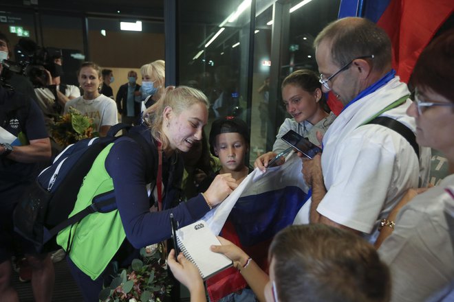 Janja Garnbret med deljenjem avtogramov. FOTO: Jože Suhadolnik