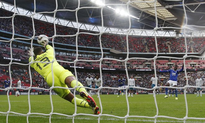 Nigerijski napadalec Kelechi Iheanacho je na prvi uradni tekmi pred novo sezono, na Wembleyju sta se za superpokal spopadla njegov Leicester City in Manchester City, dosegel edini gol na obračunu z nekdanjimi delodajalci in prinesel nov pokalni naslov Leicestru.&nbsp;FOTO: Peter Cziborra/Reuters