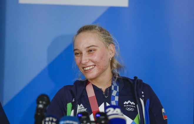 Janja Garnbret (na fotografiji) med prvo novinarsko konferenco po povratku v domovino. FOTO: Jože Suhadolnik/Delo