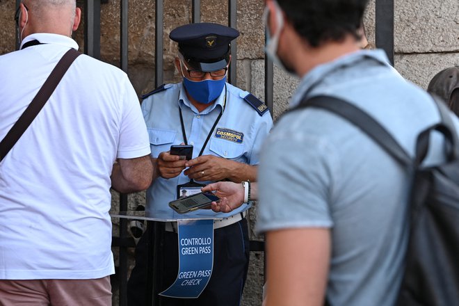 Preverjanje digitalnega covidnega potrdila v Italiji. FOTO: Andreas Solaro/AFP