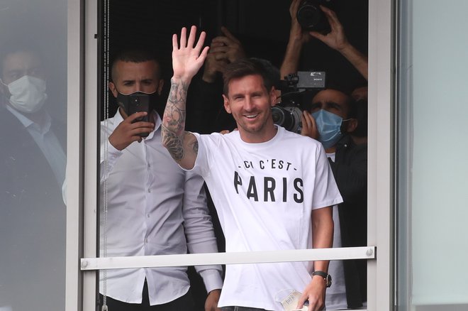 Lionel Messi je takole pozdravil zbrano množico na primestnem pariškem letališču Le Bourget. FOTO: Yves Herman/Reuters